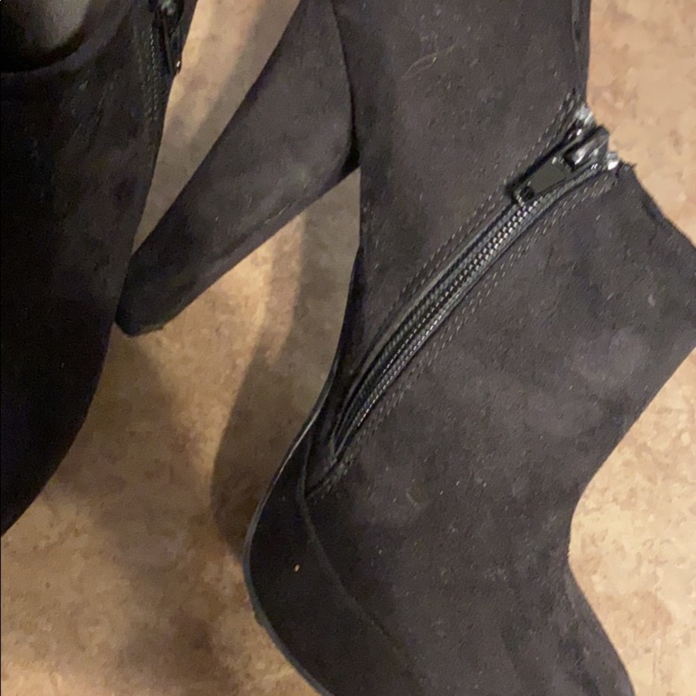 Women 4in black heel